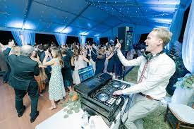 <strong>What should a wedding DJ wear at a wedding?</strong>